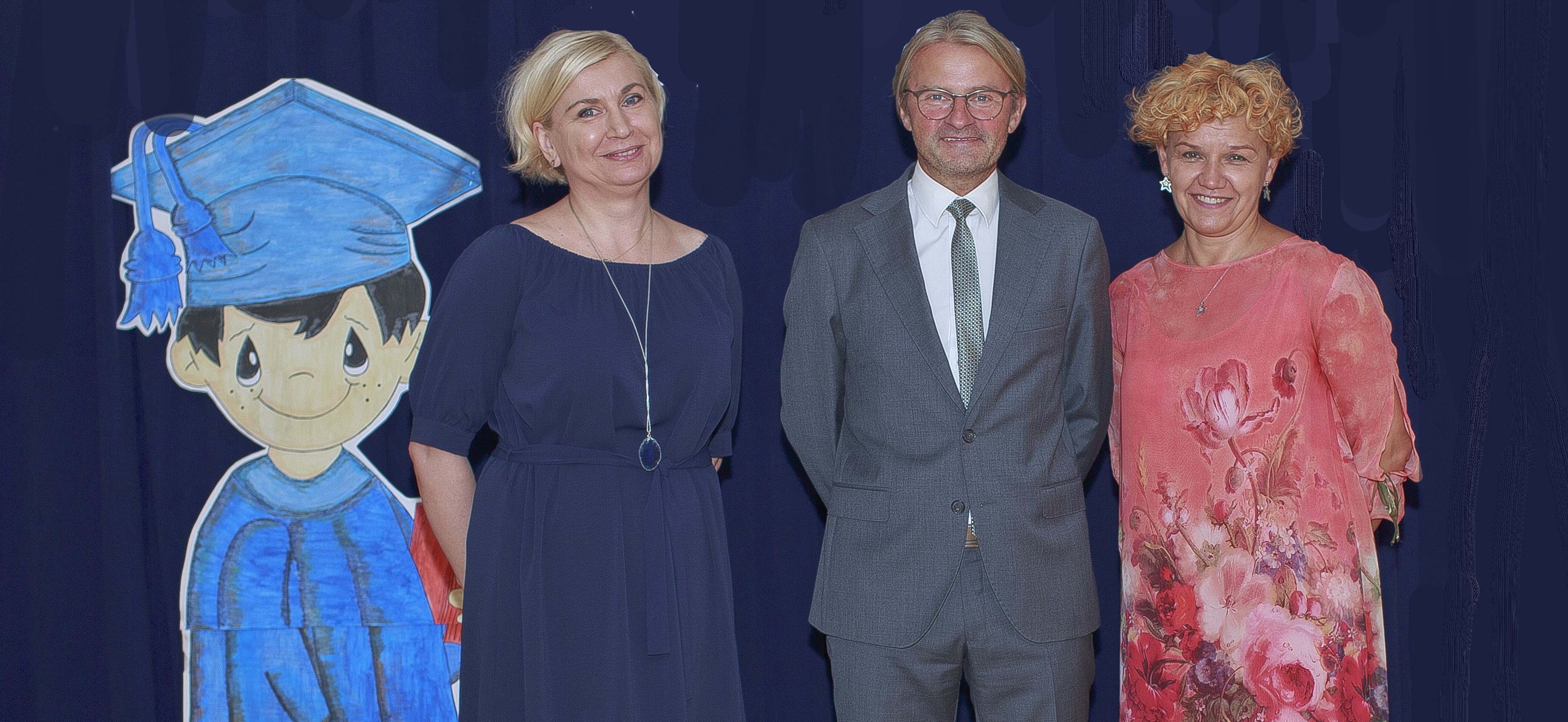 pośrodku dyrektor szkoły - mgr Grzegorz Kuczera, po lewej wicedyrektor - mgr Romana Baron, po prawej wicedyrektor - mgr Beata Cieszewska