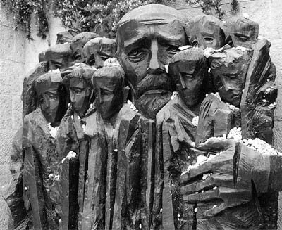 rzeźba przedstawiająca Janusza Korczaka z dziećmi